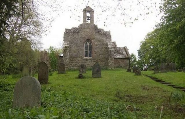 Один із найбільш містичних замків Європи: ефектні фото - фото 156625