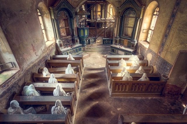 Фотограф показав покинуту церкву, яка просто "кишить" привидами - фото 156592