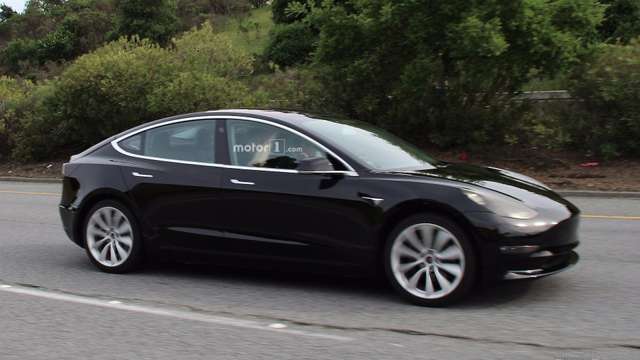 ЗМІ показали шпигунські фото нової Tesla Model 3 - фото 158003