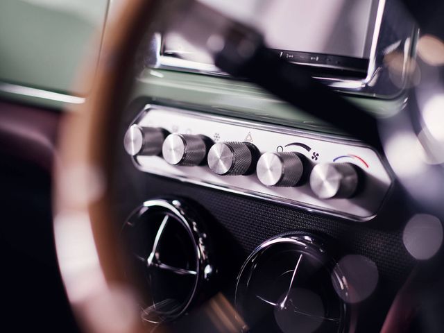 Машина мрії! Британці випустили сучасну версію оригінального MINI - фото 157875