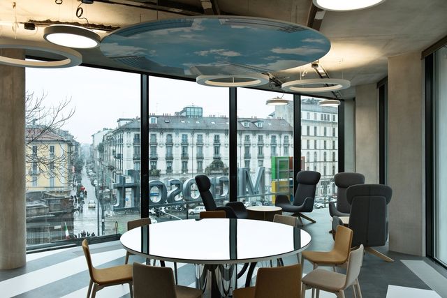 Як виглядає новенький офіс Microsoft в Мілані: ефектні фото - фото 162393