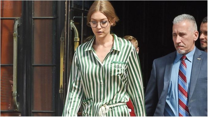 Відома модель з'явилася на публіці в смугастій піжамі: з'явилися фото