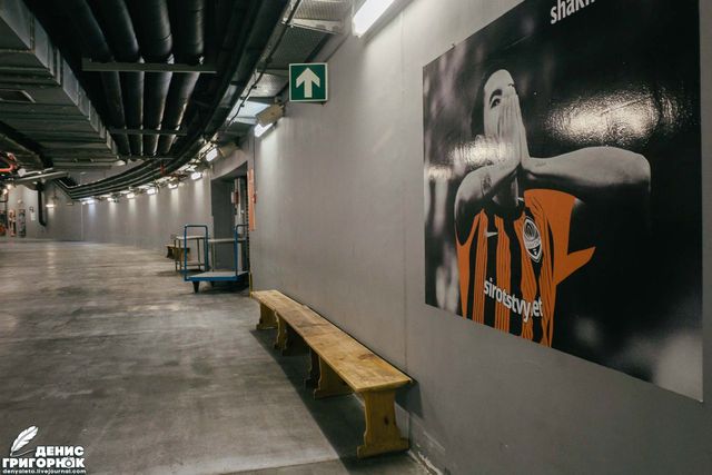 Як зараз виглядає окупована "Донбас Арена": фоторепортаж - фото 160687