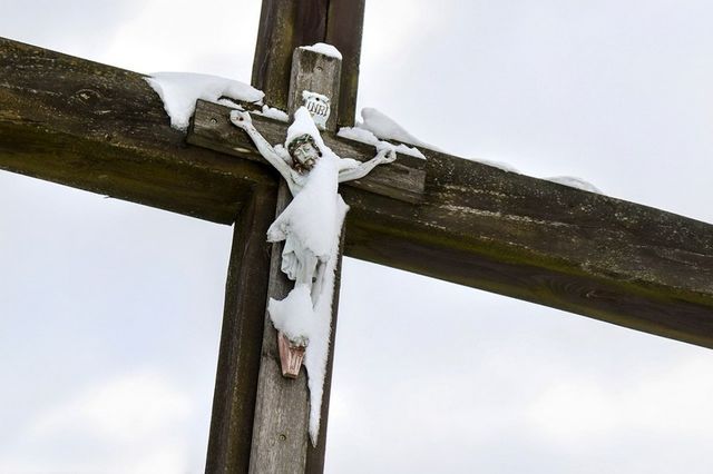 Білорусь на Великдень раптово замело снігом: вражаючі фото - фото 160209