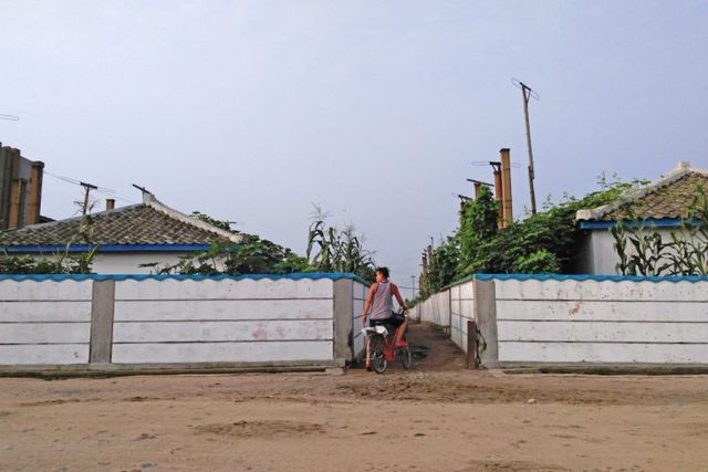 Унікальні фотографії Північної Кореї, зняті на телефон - фото 159783