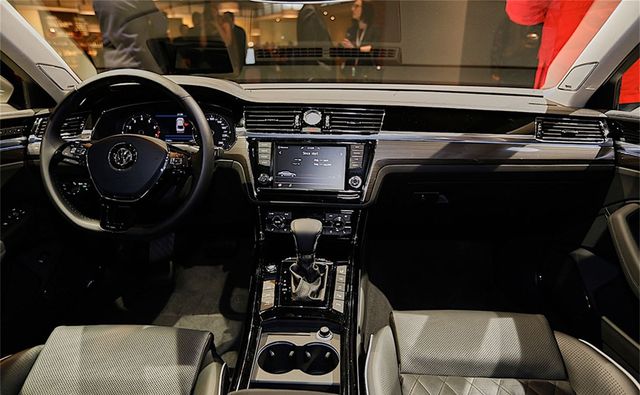 Volkswagen представив шикарний гібридний седан - фото 161538