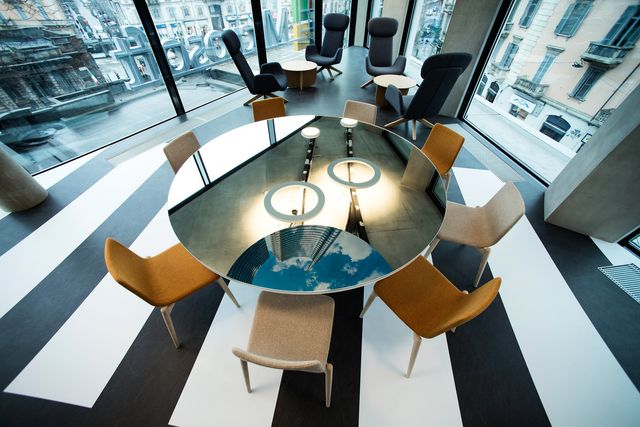 Як виглядає новенький офіс Microsoft в Мілані: ефектні фото - фото 162389