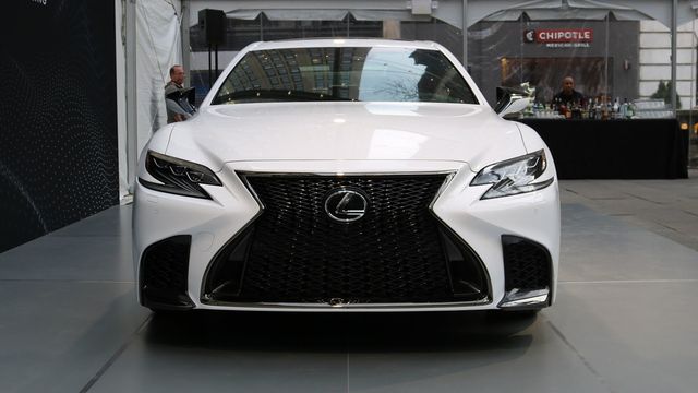 Lexus показав розкішну спортивну версію седана LS - фото 160421
