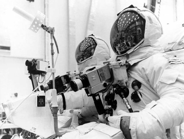 Time опублікував невідомі фотографії астронавтів на Місяці - фото 156366