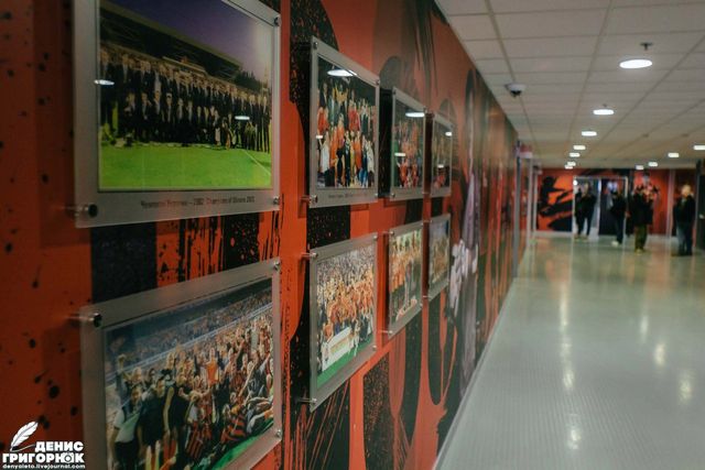 Як зараз виглядає окупована "Донбас Арена": фоторепортаж - фото 160676