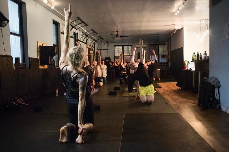 Оце релакс: американці займаються хеві-метал-йогою