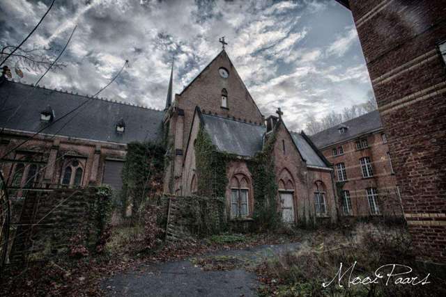 Видовище не для слабкодухих: як виглядає покинута психлікарня в Бельгії - фото 156937
