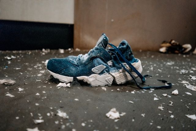 Що буде, якщо занурити кросівки в рідкий азот, підпалити і розбити молотком - фото 159015