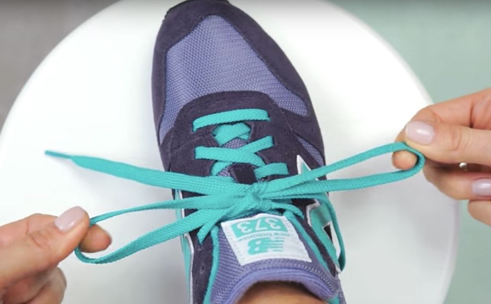 Чому розв’язується шнурівка на взутті: вчені знайшли пояснення