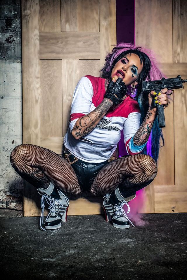 Скандальна британська модель знялася голою в образі Харлі Квін: гарячі фото (18+) - фото 156327