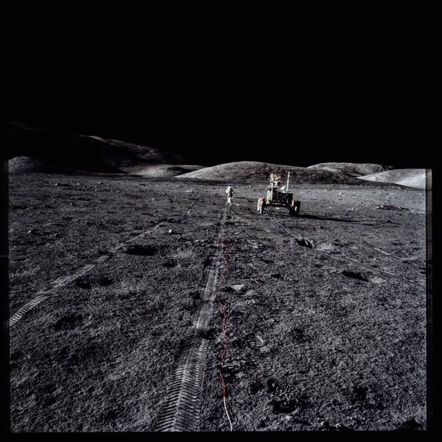 Time опублікував невідомі фотографії астронавтів на Місяці - фото 156369