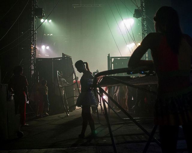 Фотограф показав, як насправді живуть циркачі - фото 161886