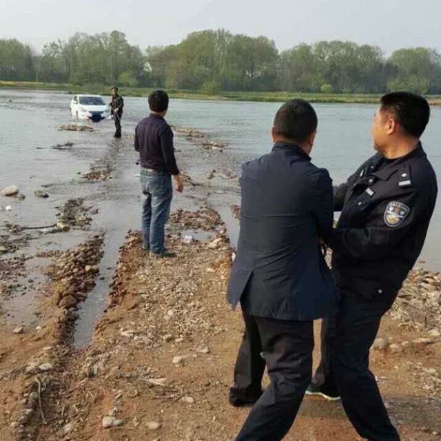 Китаєць, повіривши GPS, застряг в авто посередині річки - фото 158219