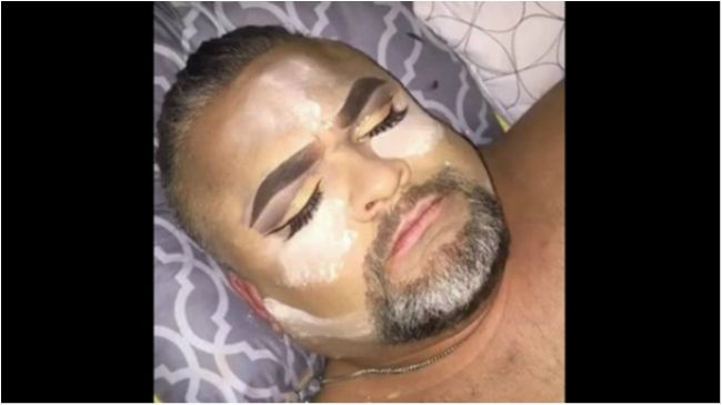 Тролінг дня! Донька зробила розкішний макіяж батькові, поки той спав