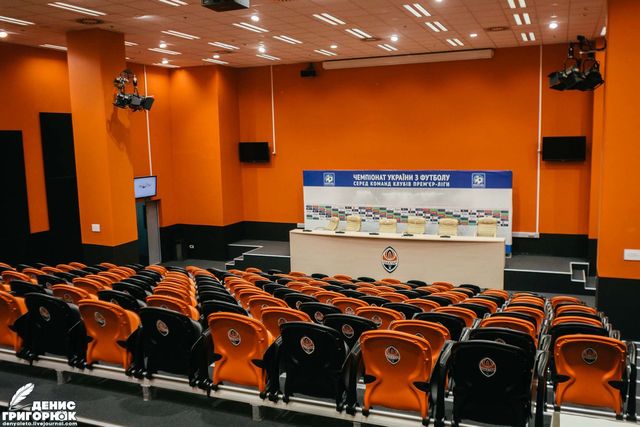 Як зараз виглядає окупована "Донбас Арена": фоторепортаж - фото 160675