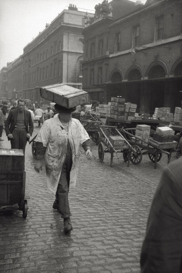 Вуличне життя Лондона у 50-70х: неймовірні фото - фото 156817