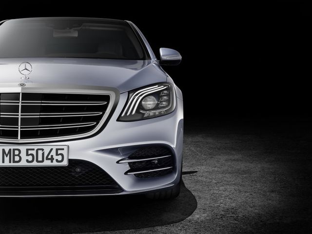 Mercedes-Benz представив оновлений седан бізнес-класу - фото 161426