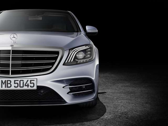 Mercedes-Benz представив оновлений седан бізнес-класу - фото 161426