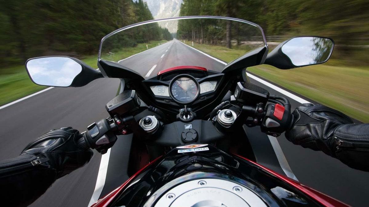 Несподівано! Мотоцикліста збив матрац-"літак"