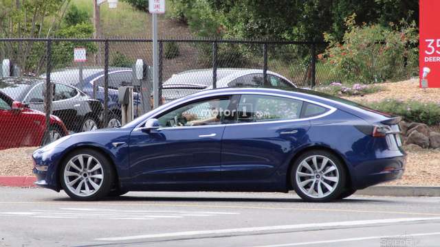 ЗМІ показали шпигунські фото нової Tesla Model 3 - фото 158009