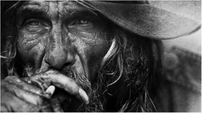 Фотограф прожив 6 років з безхатьками, знімаючи їх життя