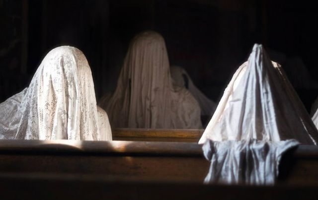 Фотограф показав покинуту церкву, яка просто "кишить" привидами - фото 156589