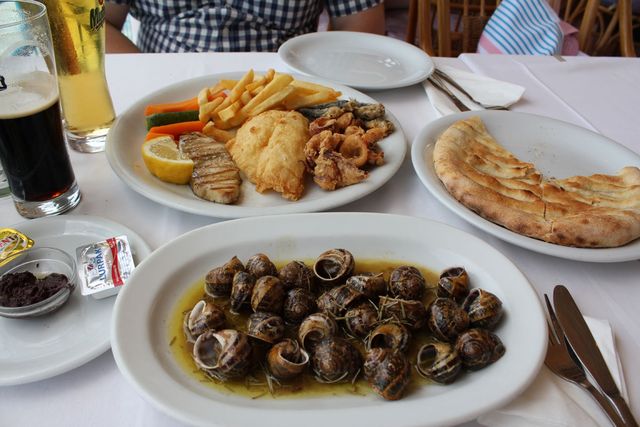 Що можна поїсти на $30 у різних країнах світу? - фото 157623