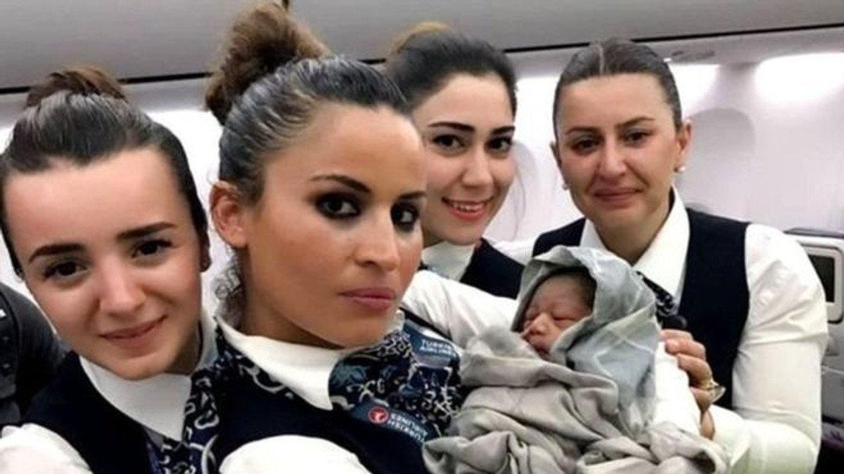 Жінка народила дитину на борту літака - фото 1