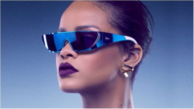 Дизайнерське взуття від Ріанни порівняли з дешевими капцями