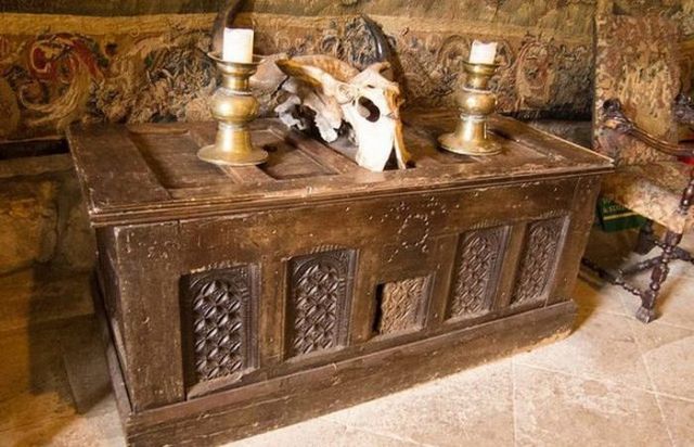 Один із найбільш містичних замків Європи: ефектні фото - фото 156624