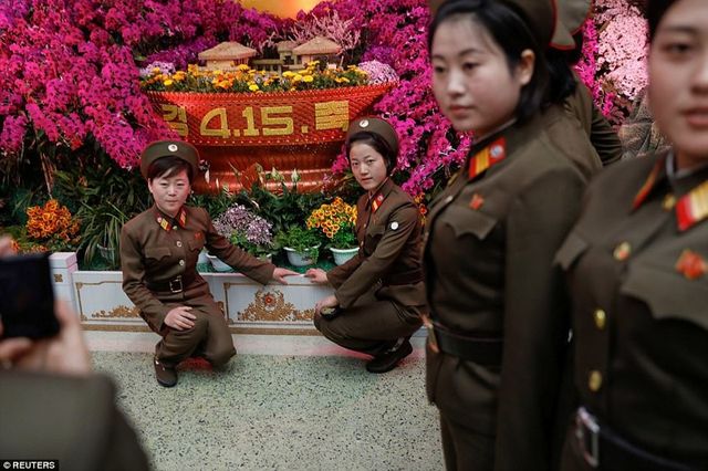 Як проходить Свято Сонця в Північній Кореї: вражаючі фото - фото 160573
