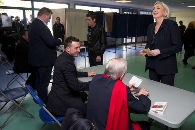 Як французи обирали нового президента: фоторепортаж - фото 161913