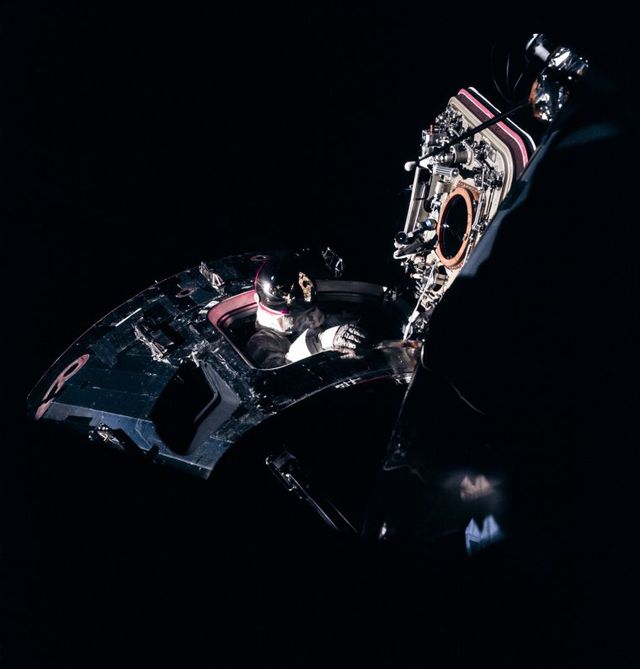 Time опублікував невідомі фотографії астронавтів на Місяці - фото 156359