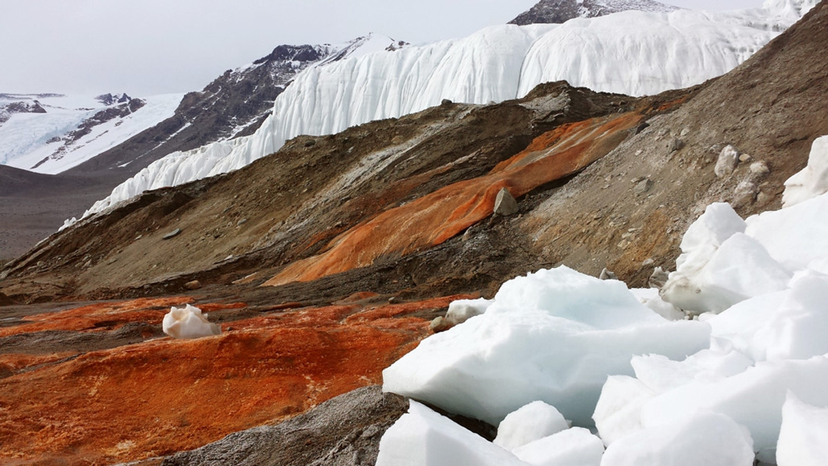 Розкрито таємницю Кривавого водоспаду в Антарктиді - фото 1