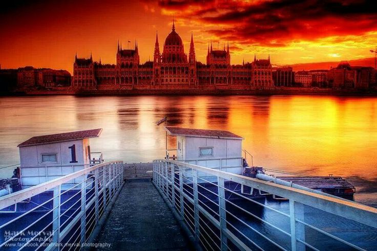 Світанок та захід сонця у Будапешті: вражаючі фото