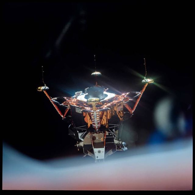 Time опублікував невідомі фотографії астронавтів на Місяці - фото 156361