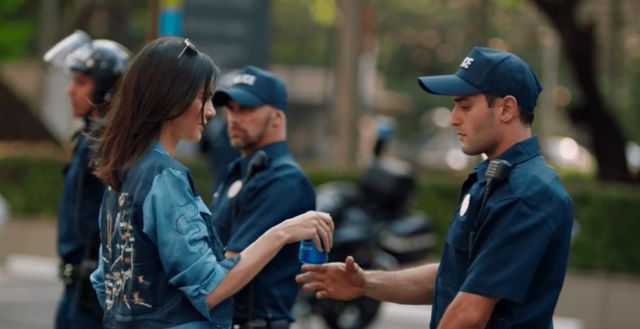 Скандальна реклама Pepsi та повернення зими: 5 квітня у трьох фото - фото 157365