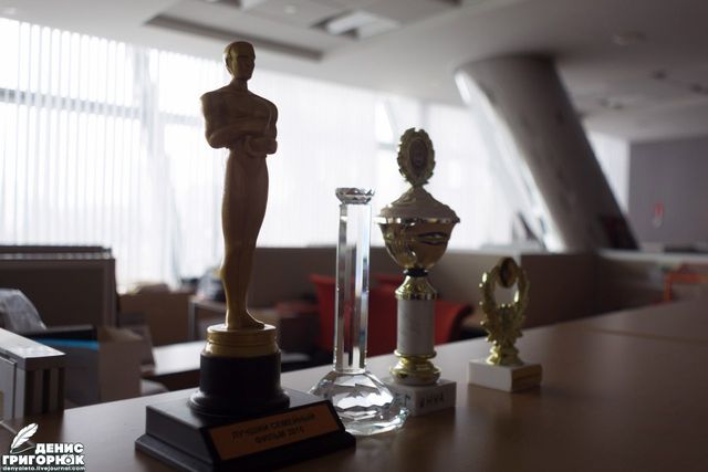 Як зараз виглядає окупована "Донбас Арена": фоторепортаж - фото 160673