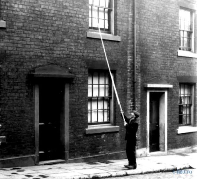 Фото дня: як виглядала професія "будильщиків" у Англії - фото 157038