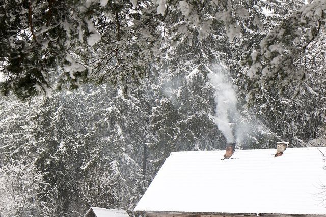 Білорусь на Великдень раптово замело снігом: вражаючі фото - фото 160219