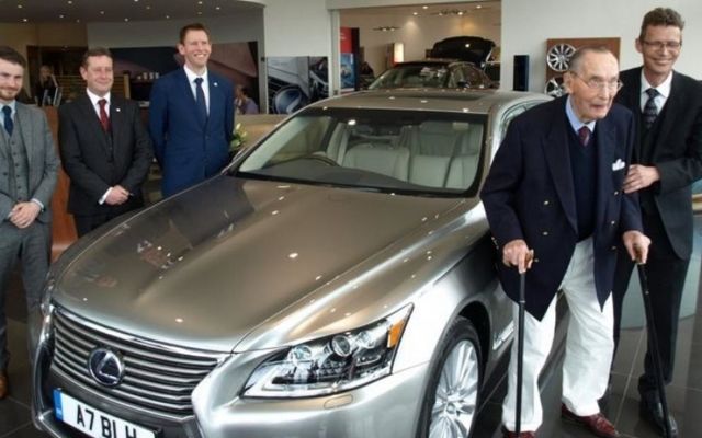 Lexus привітав 100-річного дідуся своїм ексклюзивом - фото 163131