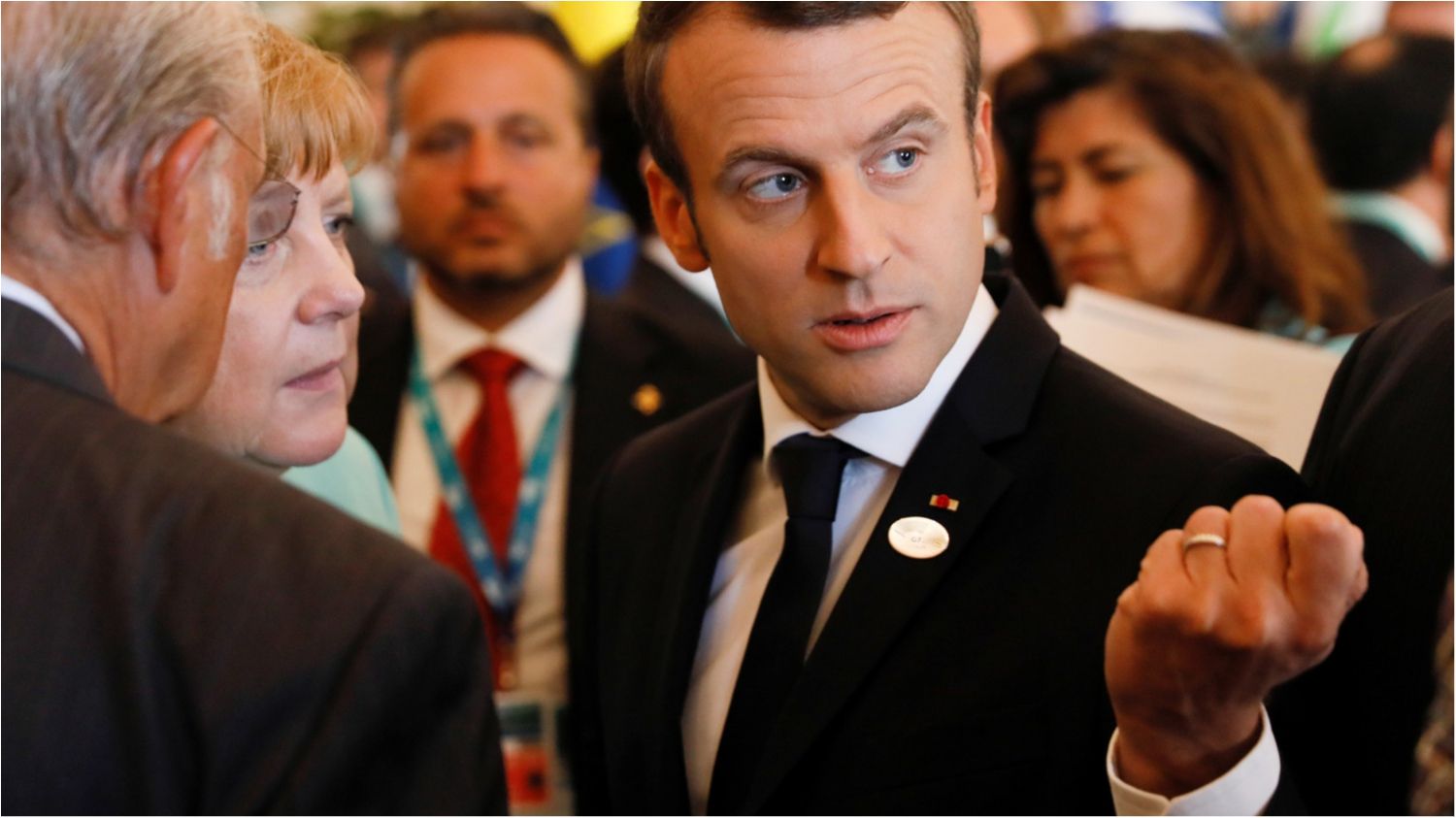 Макрон неоднозначно висловився про рукостискання з Трампом