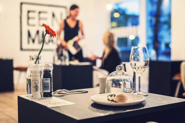 Як виглядає ресторан для тих, хто любить їсти на самоті - фото 164083