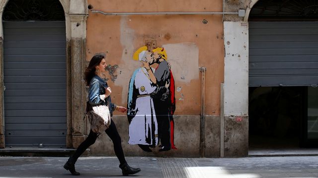 Папа Римський цілується з Трампом-дияволом: у Римі з'явилося шокуюче графіті - фото 165864