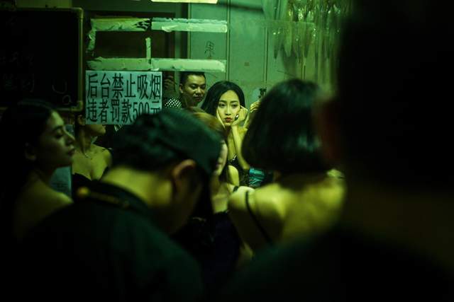 Український фотограф показав таємне життя нічних клубів Китаю: вражаючі фото - фото 168683